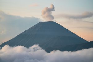 Компаниите от Тиендзин предават на живо на трудовия панаир на университета Нанкай, за да повишат ефективността на набирането на персонал