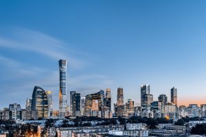 САЩ прекратяват безмитното третиране на китайски колети с ниска стойност, създавайки несигурност за Shein, Temu и логистичния сектор · TechNode