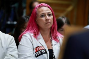 RFK JNR защитава разтърсването на CDC, както демократите призовават за оставката си