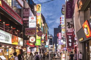 Певци от Yale се срещат с фолклорен хор Dong в село Гуейджоу