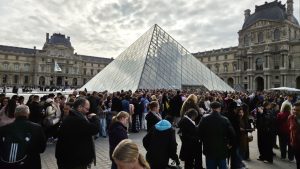 Шефът на Лувъра казва, че обирът е станал благодарение на пропуски в камерите за видеонаблюдение, предлага оставка