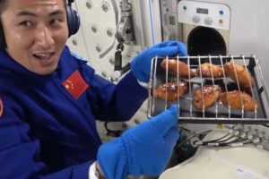 Астронавти готвят на барбекю в китайската космическа станция