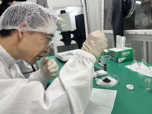 Проучване обяснява защо лунната почва на Chang’e 6 е неочаквано лепкава