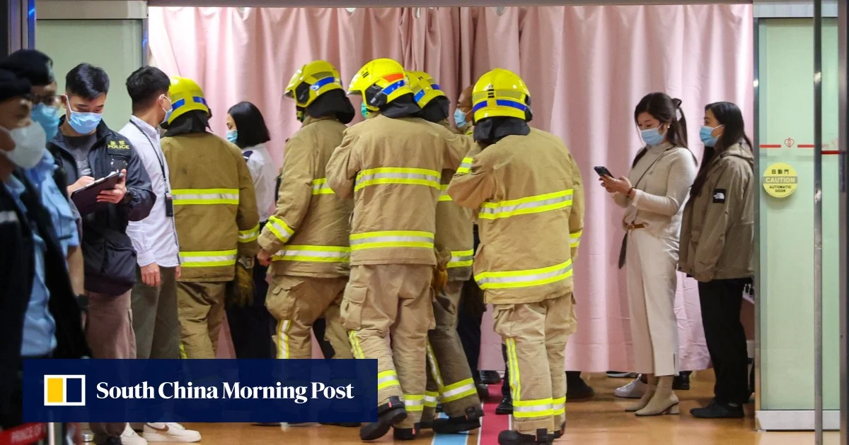 Джон Лий почита пожарникаря, загинал в пожара в Тай По