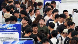 Равнището на градската младежка безработица в Китай спада леко на фона на трудния пазар на труда за висшисти