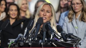 Марджъри Тейлър Грийн, бивша лоялна на Тръмп, казва да подаде оставка от Конгреса