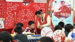 Студентите от Нинся пресъздават шедьовър с изрязване на хартия