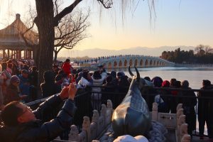 Златната магия на зимното слънцестоене осветява 17-арковия мост в Пекин