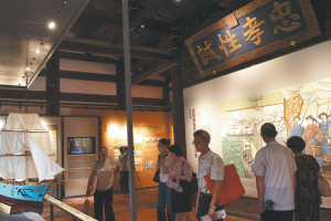 Изложба в чест на модернизиращ служител от Цин