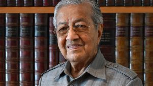 Махатхир Мохамад: защо операцията „не е разумна“ за счупено бедро на 100-годишна възраст