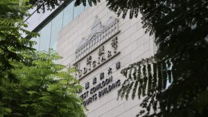 Мъж осъден на 4 седмици затвор в Хонконг за снимки с горна пола в полет на Cathay