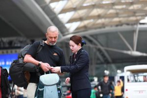 Крепката гара Гуанджоу помага на пътниците по пътя им