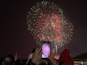 Облигациите между двата пролива блестят в шоуто с фойерверки на Пролетния фестивал