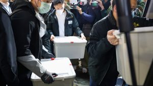 Полицията в Хонконг нахлу в офиса на адвоката в разследване на измами „срив срещу пари“.