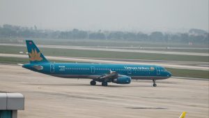 Виетнам предупреждава за намаляване на полетите през април, тъй като опасенията за недостиг на самолетно гориво се задълбочават