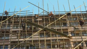 Снимка на работник, който пуши върху скеле, предизвиква гняв след пожара в Тай По