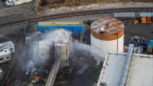 Калифорния се надпреварва да предотврати експлозия на химически резервоар, докато хиляди се евакуират