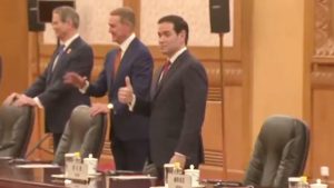 Докато Тръмп обновява Белия дом, Рубио лежи на пода до луксозния таван на залата в Пекин