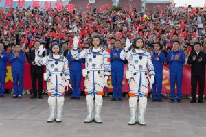 Екипажът на Shenzhou XXIII се отправя към кулата за изстрелване след церемония по изпращане