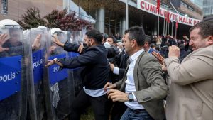 Полицията в Турция принуди да изгони опозицията от централата, докато кризата се задълбочава