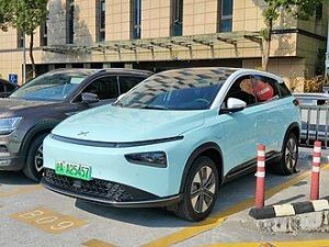 Първото производствено превозно средство на XPeng Robotaxi излиза от линия, пилотни операции се очакват през втората половина на 2026 г.